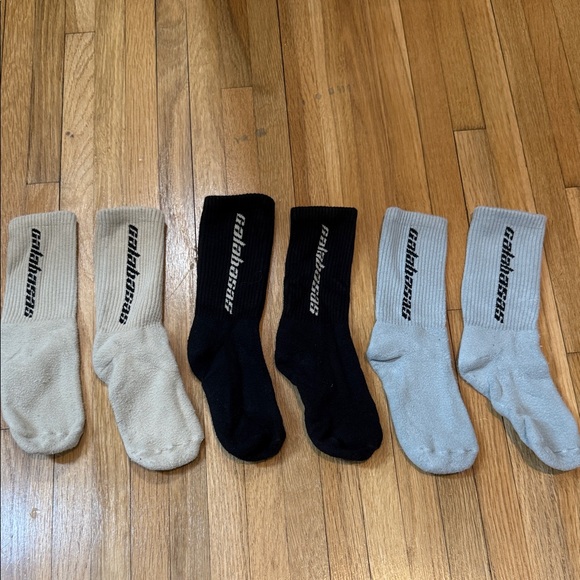 Yeezy Calabasas Socks (3 Pack) Core/Glacier/Sand - Picture 2 of 5